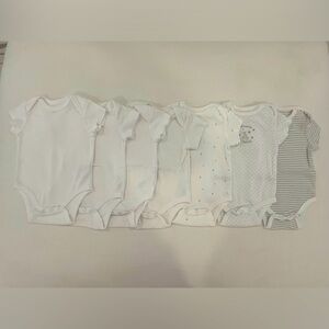 👶🏻 7 pack BUNDLED deal of short sleeve bodysuits by Little Me in size 3 months